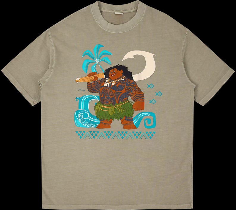 Puede incluir: Camiseta color beige con un gr&aacute;fico colorido de un personaje polinesio sosteniendo un arma. El dise&ntilde;o incluye una palmera, olas del oc&eacute;ano y s&iacute;mbolos de peces. El personaje est&aacute; representado con tatuajes y una falda de hierba.