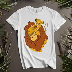 Disney Simba Mufasa König der Löwen Dad Son T-Shirts, Hoodie für Männer, Frauen und Kinder - Größen S bis 5XL | Damen T-Shirts Hoodie Verfügbar AD665