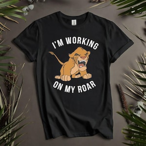 Ich arbeite an meinem Gebrüder König der Löwen T-Shirts, Hoodie für Männer, Frauen und Kinder - Größen S bis 5XL | Damen T-Shirts Hoodie erhältlich AD1046