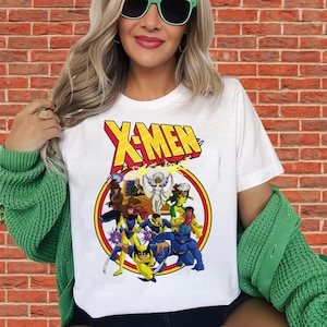 以下が含まれることがあります： 黄色と赤のX-MENのロゴと、X-MENのキャラクターの円形グラフィックが特徴の白いTシャツ。キャラクターは、黄色、青、赤などの鮮やかな色です。カジュアルウェアアイテム。