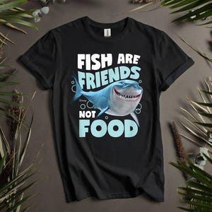 Les poissons sont des amis, pas de la nourriture pour requin Bruce, sweat à capuche pour homme, femme et enfant - Tailles S à 5XL | T-shirts à capuche pour femmes disponibles AD847