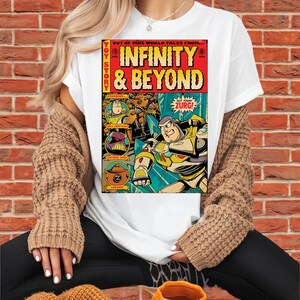 Puede incluir: Camiseta blanca con un dise&ntilde;o de c&oacute;mic que presenta las palabras "INFINITY & BEYOND" y personajes de Toy Story. El gr&aacute;fico incluye el texto "ZURG!" y "TOY STORY".