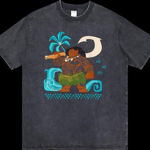 Puede incluir: Camiseta gris oscuro con una ilustraci&oacute;n de dibujos animados de una figura polinesia sosteniendo un arma. El dise&ntilde;o incluye una palmera, olas y una luna creciente en tonos azules, verdes y marrones. La camiseta tiene un lavado vintage.