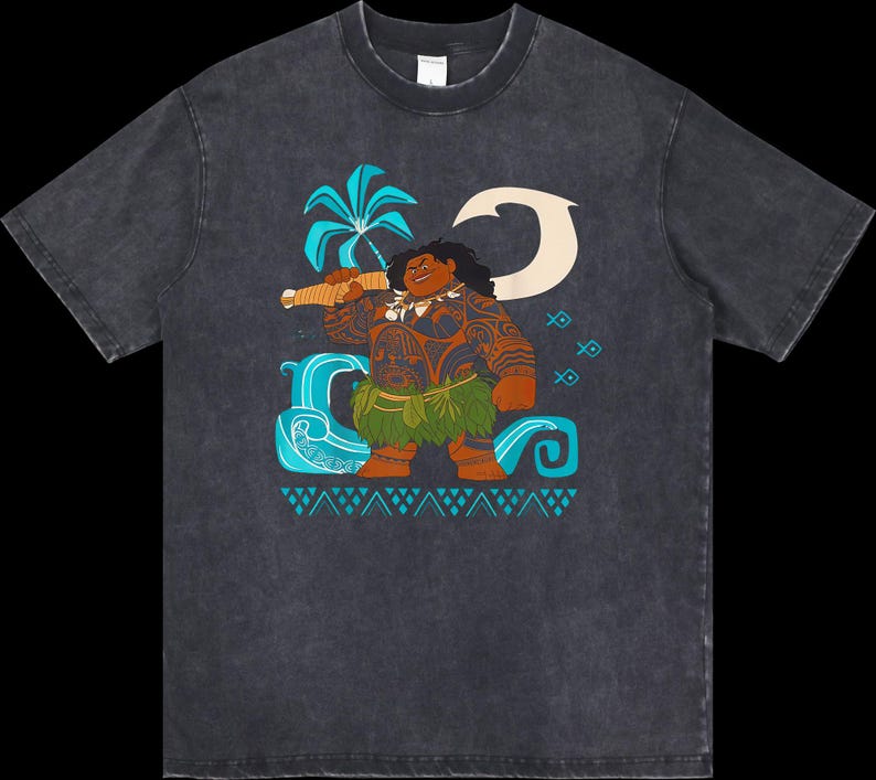 Puede incluir: Camiseta gris oscuro con una ilustraci&oacute;n de dibujos animados de una figura polinesia sosteniendo un arma. El dise&ntilde;o incluye una palmera, olas y una luna creciente en tonos azules, verdes y marrones. La camiseta tiene un lavado vintage.