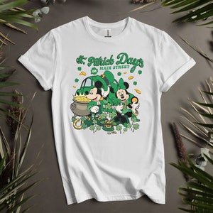 Camisetas personalizadas de Mickey y Minnie St Patrick's Day On Main Street para hombres, mujeres y niños. Tallas S a 5XL. Camisetas para mujer disponibles. K77