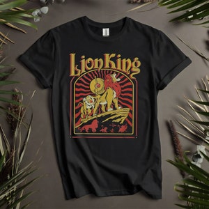 Retro Disney Der König der Löwen Pride Rock Sonnenuntergang Benutzerdefinierte T-Shirts für Männer, Frauen und Kinder - Größen S bis 5XL | Damen T-Shirts erhältlich K684
