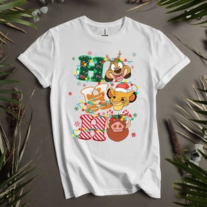 Der Löwenkönig Santa Simba Timon Pumbaa Weihnachten T-Shirts für Männer, Frauen und Kinder - Größen S bis 5XL | Damen T-Shirts erhältlich K506