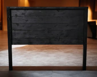 Puede incluir: Una cabecera de cama de madera negra con un diseño de listones. La cabecera está sobre un suelo de baldosas grises.