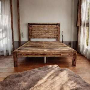Puede incluir: Un marco de cama de madera r&uacute;stica con una cabecera y un piecero de listones. El marco de cama est&aacute; hecho de madera recuperada y tiene un acabado natural y desgastado.