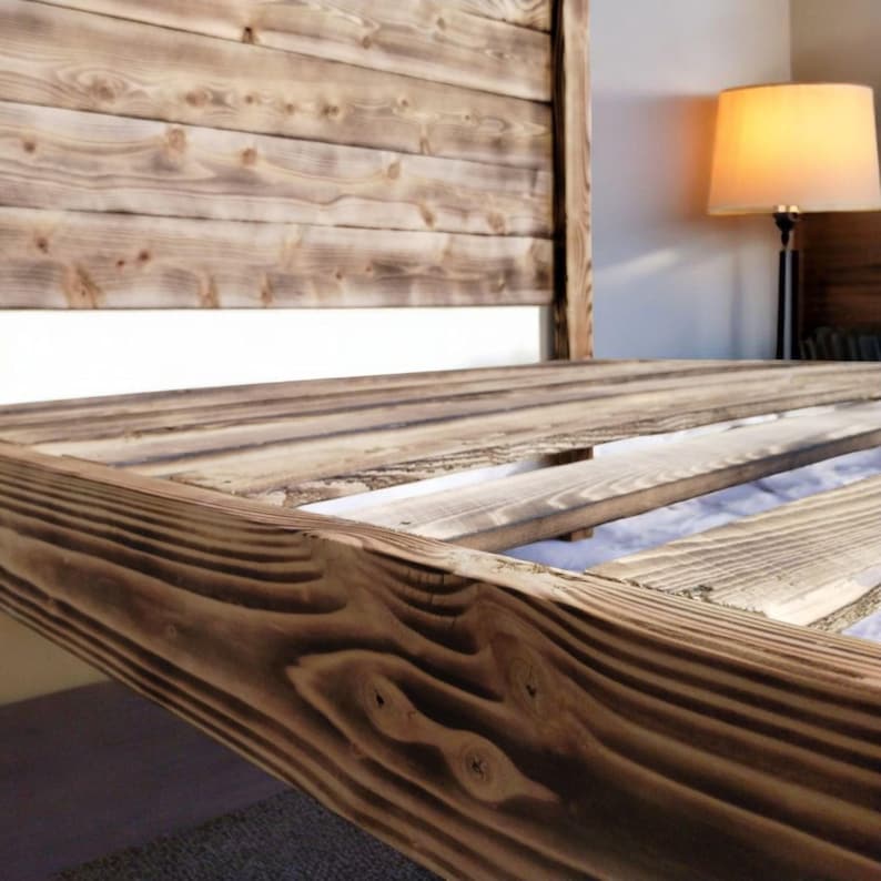 Puede incluir: Un marco de cama de madera r&uacute;stico con una cabecera de listones y una base de listones. La madera tiene un acabado natural y desgastado.
