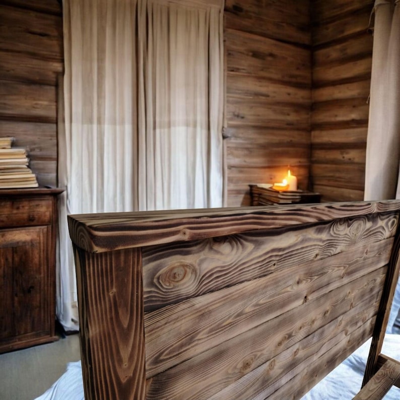 Puede incluir: Una cabecera de cama de madera r&uacute;stica con un acabado marr&oacute;n oscuro y un patr&oacute;n de veta de madera natural. La cabecera est&aacute; hecha de gruesas tablas de madera y tiene una forma rectangular simple.