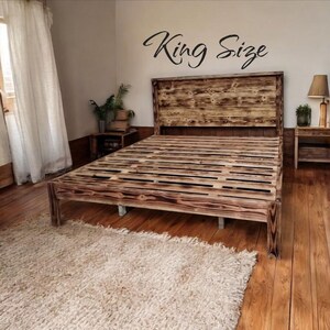 Puede incluir: Un marco de cama de madera r&uacute;stica de tama&ntilde;o king con cabecera y piecero de listones. El marco de cama est&aacute; hecho de madera recuperada y tiene un acabado natural y desgastado.
