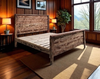 Puede incluir: Una cama de madera rústica con cabecero y piecero de tablones horizontales. La cama está en una habitación con paredes de paneles de madera, una alfombra tejida y obras de arte enmarcadas. La habitación está iluminada por lámparas.
