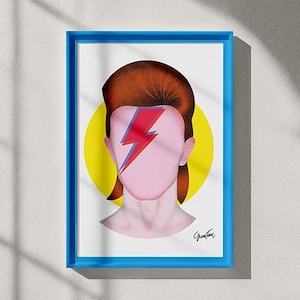 Puede incluir: Una impresión artística enmarcada con un retrato estilizado. La obra de arte representa a una persona con cabello castaño rojizo, una cara rosada y un rayo rojo y azul en la cara. Un círculo amarillo está detrás de la cabeza y el marco es azul.