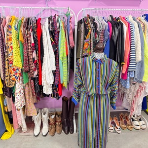 Beaucoup de vêtements et accessoires vintage