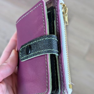 Cartera pequeña de piel para mujer, hecha a mano, con bolsillo con cremallera, color morado y verde