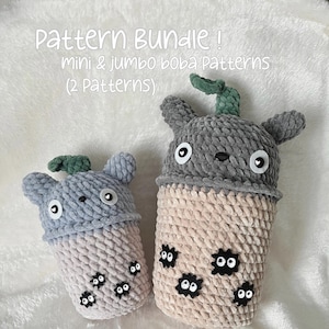 Puede incluir: Un paquete de patrones de crochet para hacer peluches de té de boba mini y jumbo. El patrón incluye dos diseños de peluches, uno en gris y otro en azul, con ojos negros y un tallo verde en la parte superior. Los peluches están sentados sobre una superficie blanca y esponjosa.