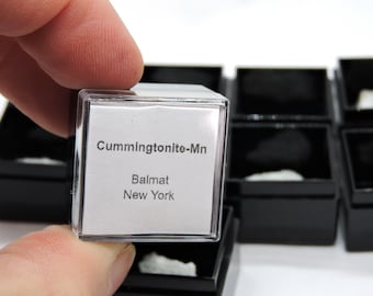 Mineralstufe (Cummingtonit-(Mn) in einer Miniaturbox)