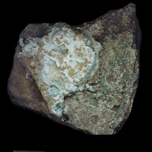 Devillin i mikromonterad låda med miniatyrer av mineralprov