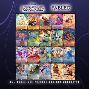 Könnte beinhalten: Eine Sammlung von zwanzig Disney Lorcana Fabled Sammelkarten, die in einem Raster angeordnet sind. Jede Karte zeigt farbenfrohe Charakterillustrationen, Spielstatistiken und Text. Oben ist das Disney Lorcana Fabled Logo zu sehen, unten steht: ALL CARDS ARE PROXIES AND NOT AUTHENTIC.