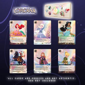 Könnte beinhalten: Ein Disney Lorcana Sammelkartenspiel-Set mit sechs Charakterkarten: Ariel, Elsa, Jasmine, Mulan, Anna und Tinker Bell. Die Karten zeigen farbenfrohe Illustrationen und Spieltext. Eine rechteckige Sammlerbox ist oben abgebildet. Der Text lautet: ALL CARDS ARE PROXIES AND NOT AUTHENTIC, BOX NOT INCLUDED.