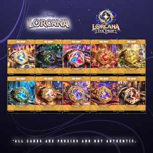 Puede incluir: Una colección de diez cartas coleccionables proxy Disney Lorcana Ink Drop dispuestas en dos filas. Cada carta presenta un diseño de ficha hexagonal único con colores vibrantes y arremolinados sobre fondos de fantasía detallados.