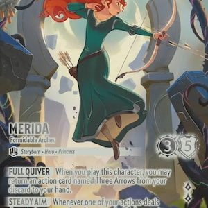 Può includere: Carta collezionabile con Merida, personaggio di Ribelle, in posa dinamica con arco e frecce. Indossa un abito verde e ha i capelli rossi. La carta include testo di gioco e un valore di 3/5.