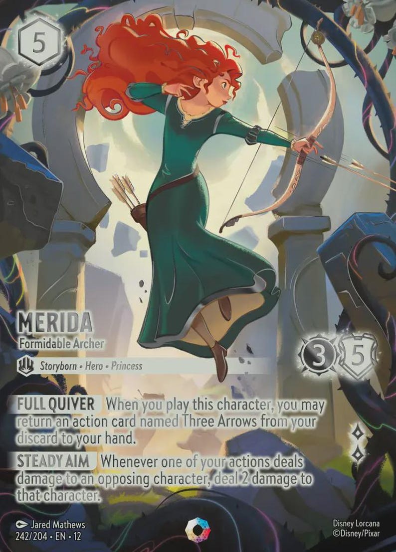 Pu&ograve; includere: Carta collezionabile con Merida, personaggio di Ribelle, in posa dinamica con arco e frecce. Indossa un abito verde e ha i capelli rossi. La carta include testo di gioco e un valore di 3/5.