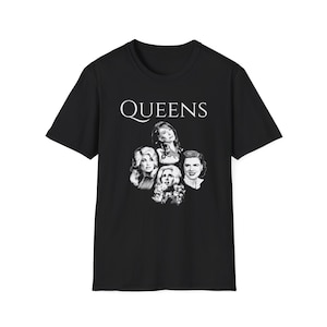 Puede incluir: Camiseta negra con un gráfico blanco de cuatro caras de mujeres y la palabra "QUEENS" encima.