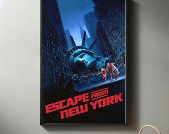 Könnte beinhalten: Ein Filmplakat für den Film "Escape from New York" mit einem dunkelblauen Hintergrund, einer Stadtlandschaft und dem Kopf der Freiheitsstatue. Der Titel des Films ist in roter Schrift.