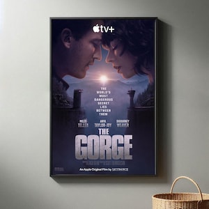 Puede incluir: Un póster de película para la película de Apple TV+ "The Gorge". El póster presenta a Miles Teller, Anya Taylor-Joy y Sigourney Weaver. El lema dice "El secreto más peligroso del mundo se encuentra entre ellos."