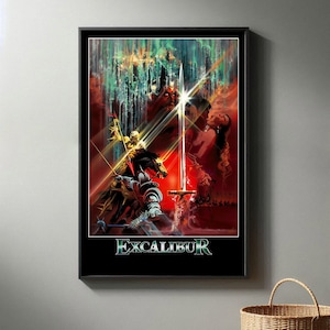 Puede incluir: Un póster de película para la película "Excalibur" con un caballero a caballo, una espada y una mujer con un vestido rojo. El póster tiene un esquema de color rojo, verde y dorado.