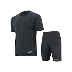 Puede incluir: Conjunto de maillot y pantalones cortos de ciclismo negro con el texto "PRO CYCLING" en la parte inferior de cada prenda.