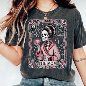 Camiseta com carta de tarô da mãe, camiseta com esqueleto da mãe, camiseta com a mãe celestial, camiseta com vibrações de bruxa amante de café, camisetas com presente para o dia das mães
