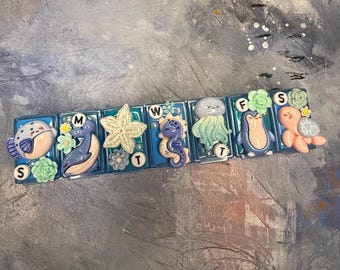 Organizador semanal de pastillas Pastel Under the Sea: Estuche para medicamentos de viaje de 7 días con temática marina.