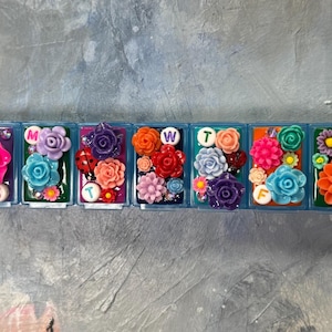 Organiseur de pilules floral audacieux de 7 jours - Étui à pilules hebdomadaire en résine colorée - Boîte de vitamines de voyage décorative avec compartiments quotidiens