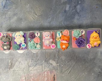 Organizador de comprimidos em formato de animal kawaii: caixa de medicamentos de viagem artesanal para 7 dias