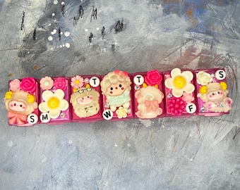 Organizador de pastillas con forma de oveja: Estuche semanal para medicamentos con estilo kawaii cottagecore