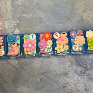 Flamingo friends Weekly Mini Pill Case – Small Travel Medicine Organizer, 7-Day Pill Holder