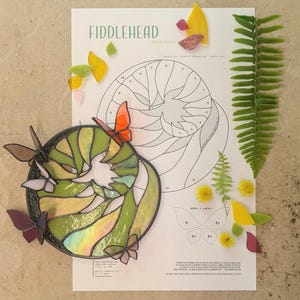 Ladda ner mönster för målat glas - "Fiddlehead" [ormbunke och fjärilar] Suncatcher - av Neile Cooper - kräver storformat 43x28 cm utskrift