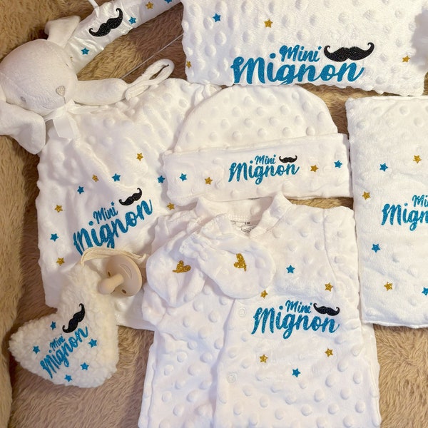 Ensemble de naissance personnalisé en MINKY 1pyjama+1bonnet+moufles+plaide+doudou+attache tétine+tétine+protège carnet santé+Cintre