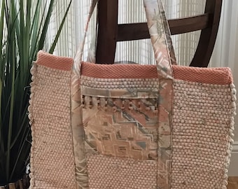 Bolso de mano con alfombra de trapo tejida a mano de estilo shabby chic