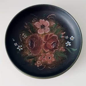 Vintage houten kom Noorse rosemaling, handgeschilderd decor met bloemen en volkskunst, Scandinavisch rustiek huisaccent, kom met roze beschildering