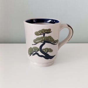 Caneca vintage coreana de cerâmica para chá/café com árvore pintada à mão, xícara de cerâmica cinza natural, utensílio de cozinha vintage dos anos 1970 com design botânico.