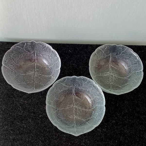 Glass Bowls Leaf Design, Set of 3, Arcoroc Glass, Vintage Serving Bowls, Arcoroc Aspen France.