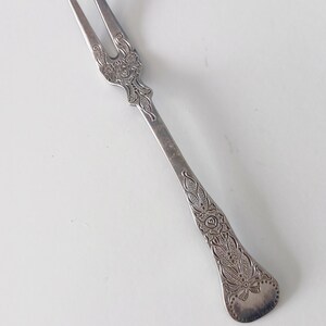 Forchetta da portata vintage norvegese placcata in argento, motivo piatto Rose Selburose, forchetta da buffet floreale di metà secolo, forchetta per carne fredda, forchetta da sandwich
