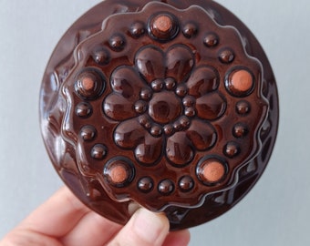Vintage Brown Glazed Ceramic Cake Mold – Floral Kitchen Wall Decor