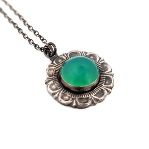 Chrysoprase Pendant with Decorative Frame in Sterling Silver 画像 1