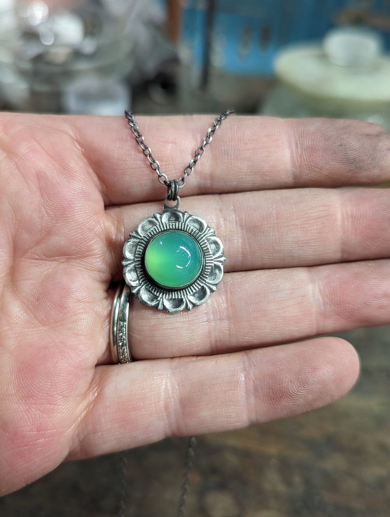 Chrysoprase Pendant with Decorative Frame in Sterling Silver 画像 4