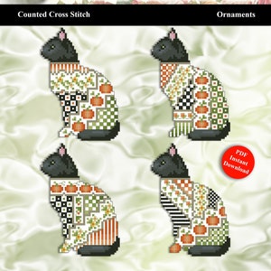 Può includere: Quattro ornamenti a forma di gatto nero con un design a patchwork che presenta zucche, quadri e motivi floreali. Gli ornamenti sono per punto croce contato e sono disponibili per il download immediato in PDF.